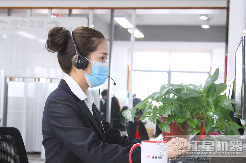 24小時(shí)客服全身心工作，用專注點(diǎn)亮了責(zé)任