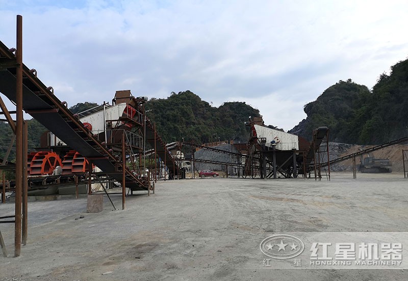 方案三配置現(xiàn)場：破碎機+制砂機+洗砂機，費用80萬以上
